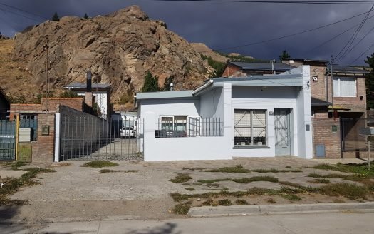 Vivienda 2 dormitorios mas departamento y galpón en Esquel