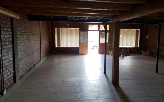 Amplio local en Trevelin mas galpón