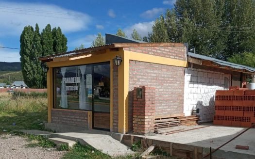 Local en avenida principal en Cholila