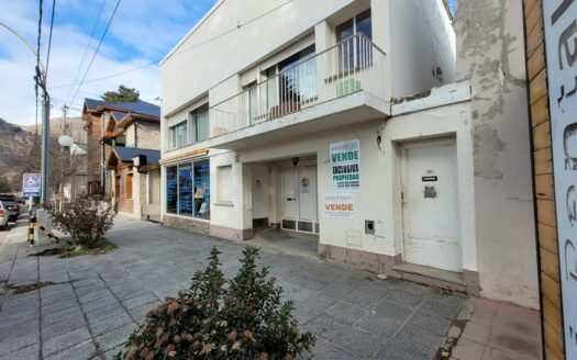 Local sobre avenida Fontana mas vivienda en Esquel