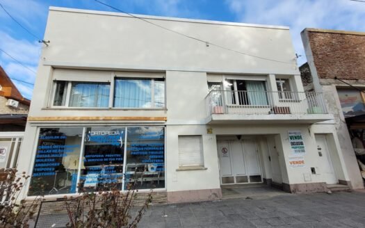 Local sobre avenida Fontana mas vivienda en Esquel