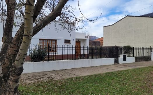 Vivienda con amplio parque en Esquel